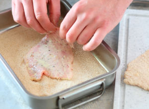 Schnitzel in Paniermehl wenden Schnitzel-panieren-Step3
