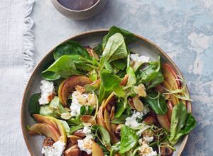 Seasons_13438284_HiRes_Fitness_Salat_mit_Apfel_koernigem_Frischkaese_und_Champignons