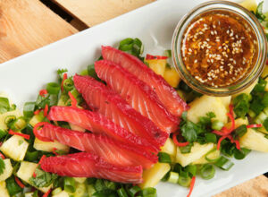 Poke-Salat mit gefärbtem Lachs