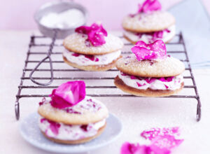 Whoopie Törtchen mit Rosencreme