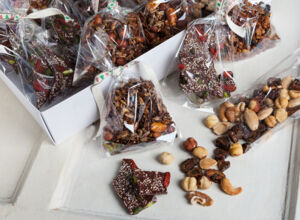 Quinoa-Dinkelflocken-Granola mit Pekannüssen und Cranberrys Quinoa-Dinkelflocken-Granola mit Pekannüssen und Cranberrys