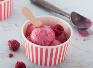 Beeren-Ricotta-Eis mit Amaretto