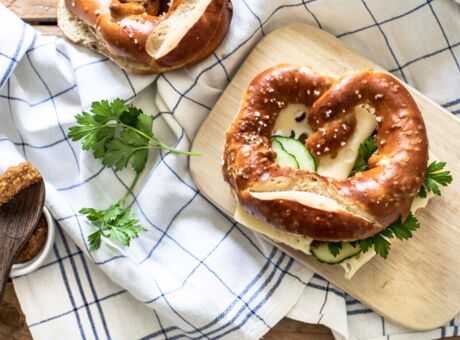 Belegte Laugenbrezeln mit süßem Senf