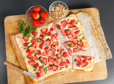 süßer Flammkuchen mit Erdbeeren und Basilikum