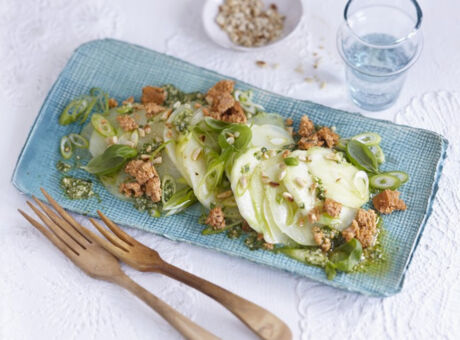 Kohlrabisalat angerichtet auf einer Platte