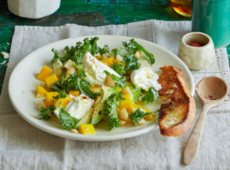 Grünkohlsalat auf einem Teller angerichtet