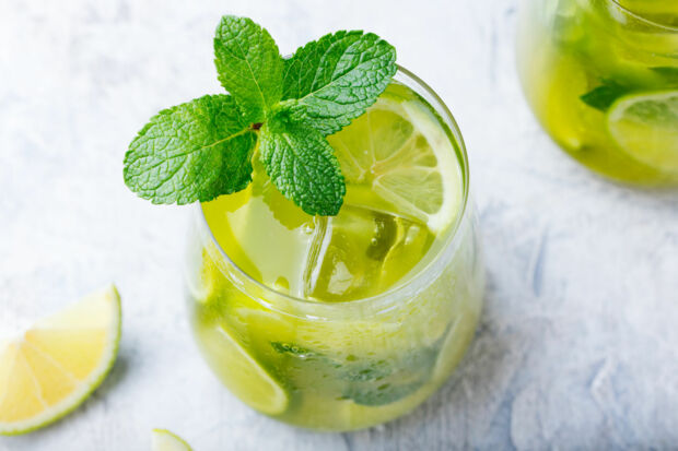 Eistee mit Limetten und Pfefferminze Eistee mit Limetten und Pfefferminze