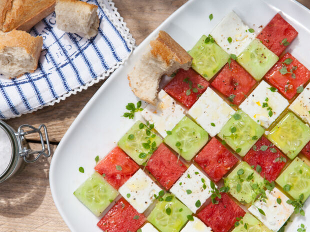 Salat mit Melone, Gurke, Feta und Basilikum Bunter Melonensalat
