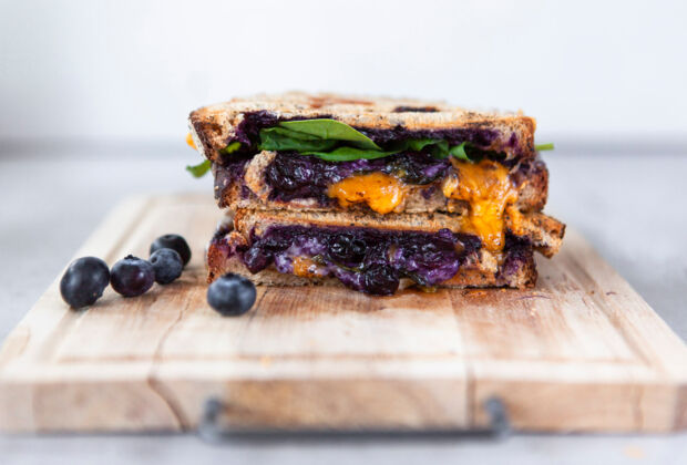 Gegrilltes Blaubeersandwich mit Cheddar und Spinat Gegrilltes Blaubeersandwich