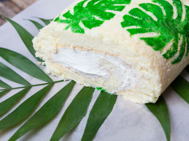 Biskuitrolle mit Muster backen Biskuitrolle mit Monstera Muster selber backen