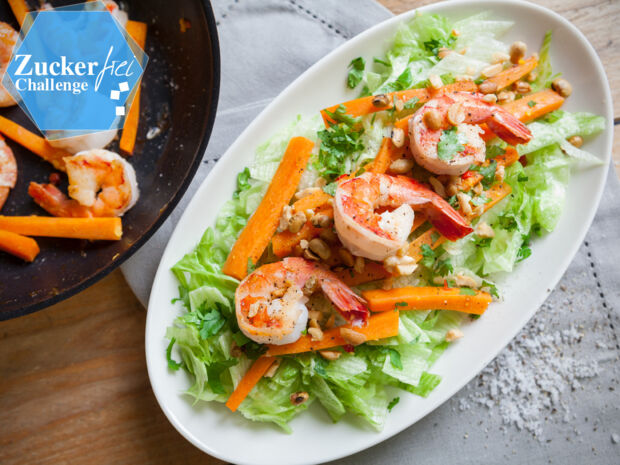 Thai Salat mit Garnelen und Erdnüssen Thai Salat mit Garnelen und Erdnüssen