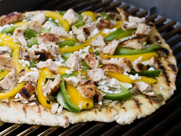 Leckere Pizza grillen Gegrillte Pizza mit Paprika und Hähnchenfleisch