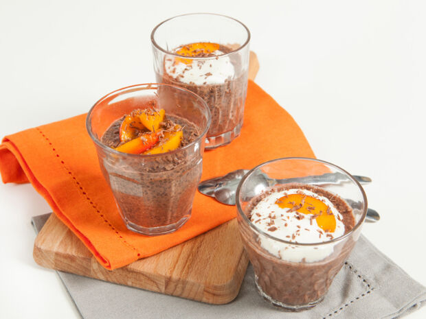 Chiapudding Zwei Gläser mit Schoko-Chiapudding stehen auf einem Tisch