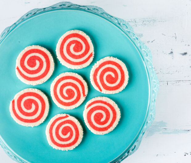Swirl Cookies rot-weiße Swirl Cookies auf Teller