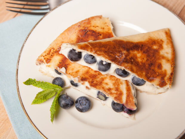 Blaubeerquesadillas Quesadillas gefüllt mit Blaubeeren und Frischkäse