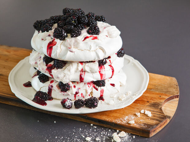 Pavlova mit Sahne und Brombeeren