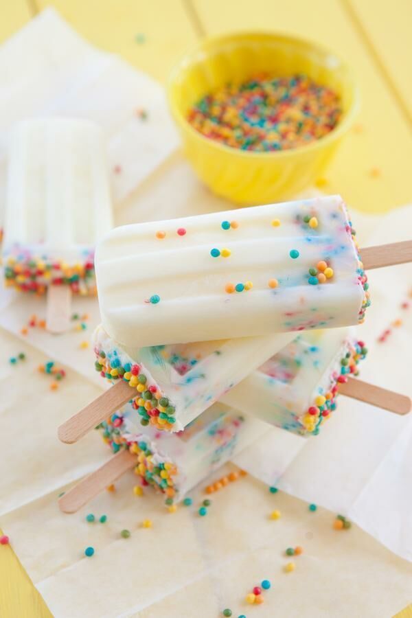 Joghurteis mit bunten Perlen Birthday-Cake-Eis