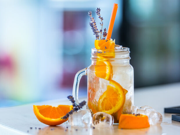 Orangendrink mit Lavendel