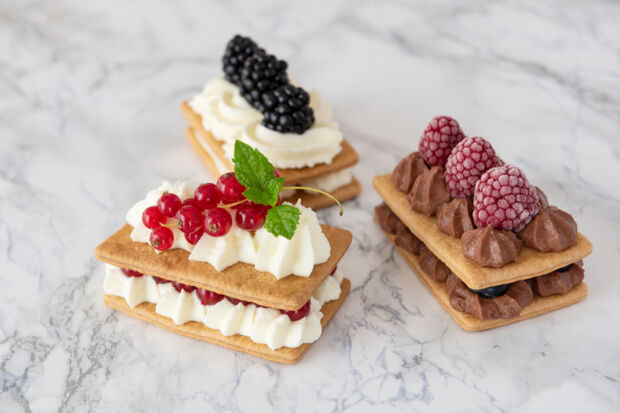 Mille-feuille mit Frischkäsecreme und Keksboden | Kitchengirls Mille-feuille mit Frischkäsecreme und Keksboden | Kitchengirls