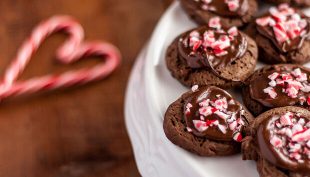 Schoko-Cookies mit Zuckerstangen-Topping peppermint-cookies