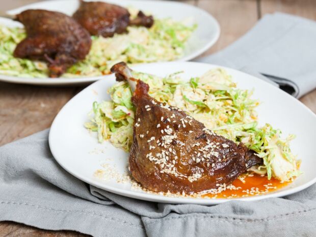 Entenkeule auf Rosenkohlsalat Rezepte mit mehr als 30 g Protein