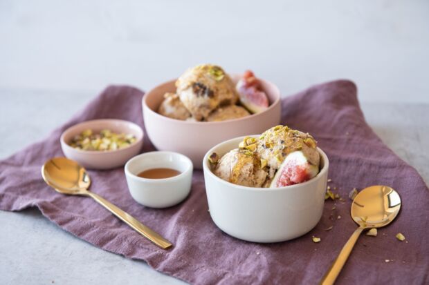 Honigeis Honigeis mit Feigen und Pistaziencrunch