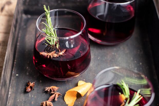 Glühwein mit Rosmarin Glühwein mit Rosmarin