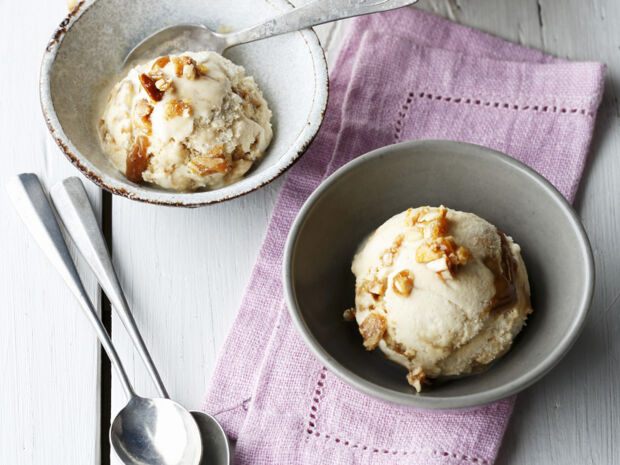 Nicecream Nicecream in Schälchen mit Nüssen bestreut