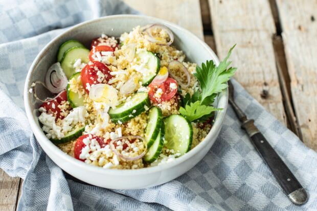 Taboule Salat mit Couscous und Tomaten