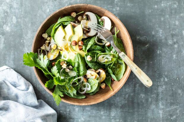 Spinatsalat Ein frischer Salat mit Spinat, Champignons und Avocado