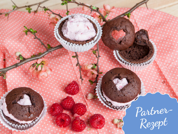 Herzmuffins laktosefrei gefüllte Herz-Muffins mit laktosefreier Himbeercreme
