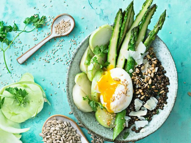 Spargel-Bowl mit pochiertem Ei und Linsen Spargel-Bowl mit pochiertem Ei und Linsen