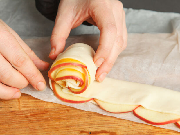 Teig zur Rose aufrollen