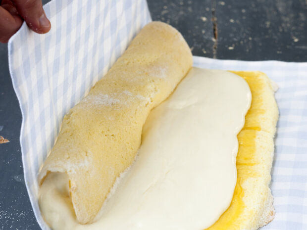 Zitronenrolle backen