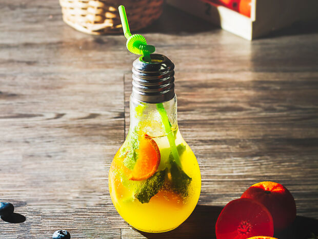 Drink in Glühbirnen-Glas