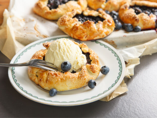 Galettes mt Blaubeeren und Vanilleeis