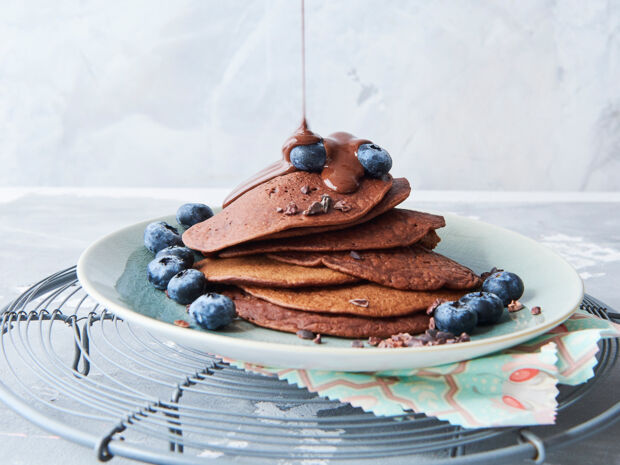Schoko-Pancakes mit Heidelbeeren schoko-pancakes-ohne-zucker