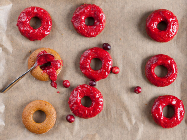 Rezept für Lebkuchen Donuts mit Canberry Marmelade Rezept für Lebkuchen Donuts mit Canberry Marmelade