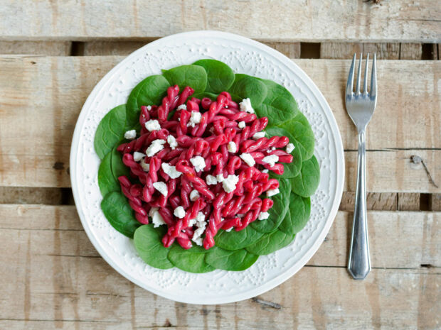 Rote Beete Nudeln Nudeln mit Spinat und Feta