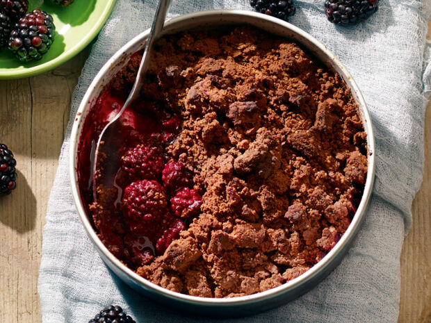 Schokoladiger Crumble mit Brombeeren in einer Form 