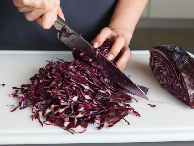 Kohl schneiden Rotkohl kochen