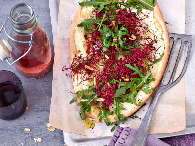 Flammkuchen mit Rote-Bete-Sprossen und Rucola flammkuchen-rote-bete-sprossen