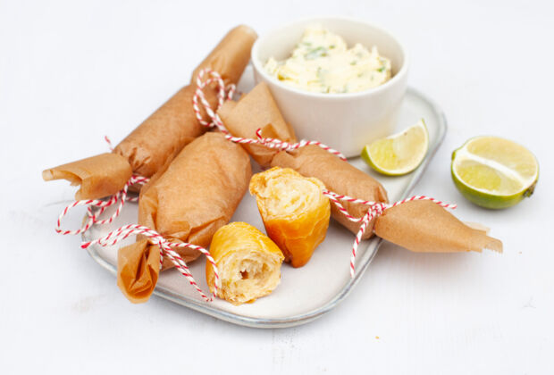 Gefüllte Pizzabrote vom Grill mit Limetten-Koriander-Butter Gefüllte Minibrote