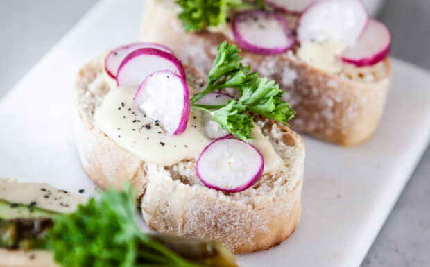 Bruschetta mit Bohnencreme und Radieschen