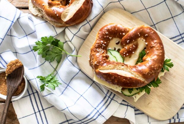 Belegte Laugenbrezeln mit süßem Senf