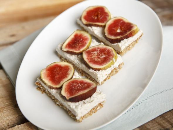 vegane Müsliriegel mit Feigen und Kokoscreme