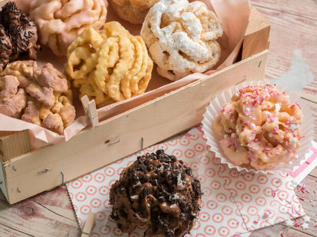 Fränkische Schneeballen Rezept für Fränkische Schneeballen mit Glasur und Streuseln