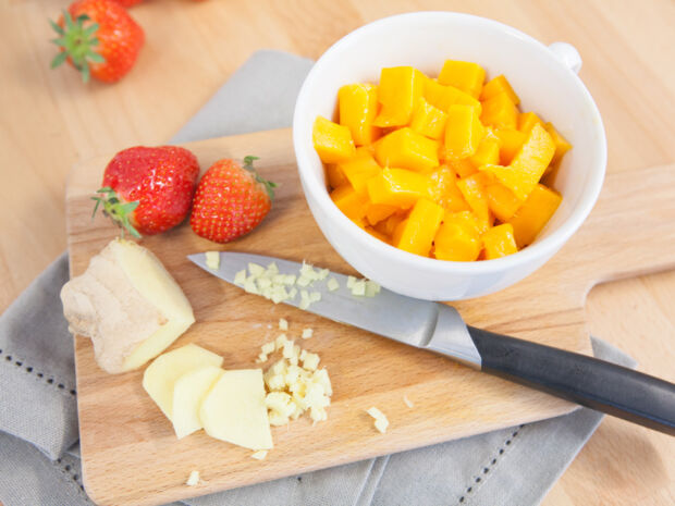 Exotische Erdbeermarmelade Erdbeeren, Mango und Ingwer für die Marmelade