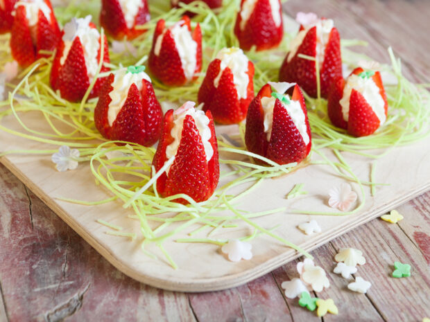 Erdbeer-Cheesecake-Mini-Kuchne Erdbeeren mit Frischkäsefüllung