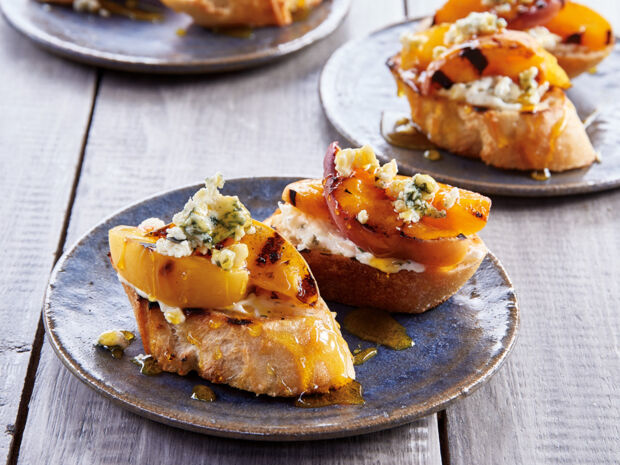 Pfirsich-Käse-Bruschetta mit Honig  Pfirsich-Käse-Bruschetta mit Honig